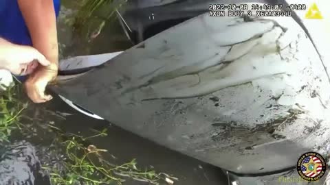 Deputies rescue three trapped people when they overturned in a canal