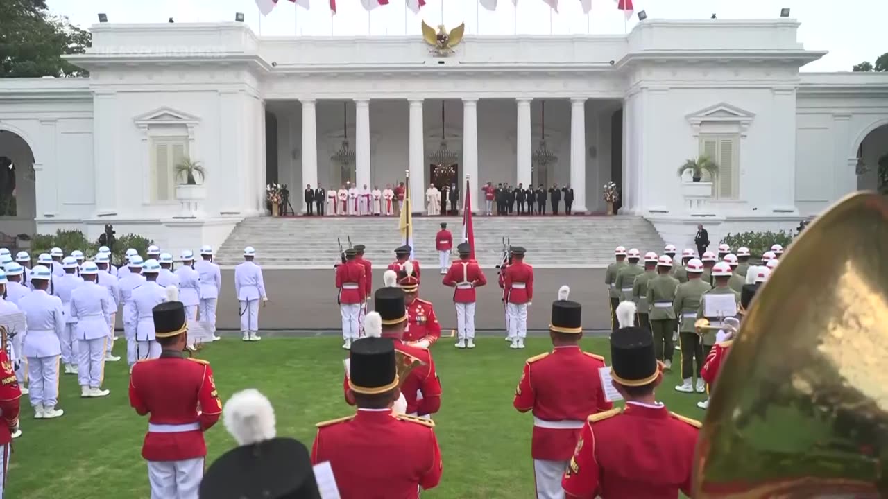 Pope Francis welcomed by Indonesian president in Jakarta