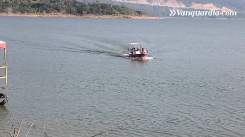 Viajeros esquivan derrumbe con lanchas para viajar entre Bucaramanga y Barrancabermeja