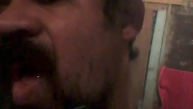 fazendo a barba com barbeador pt2