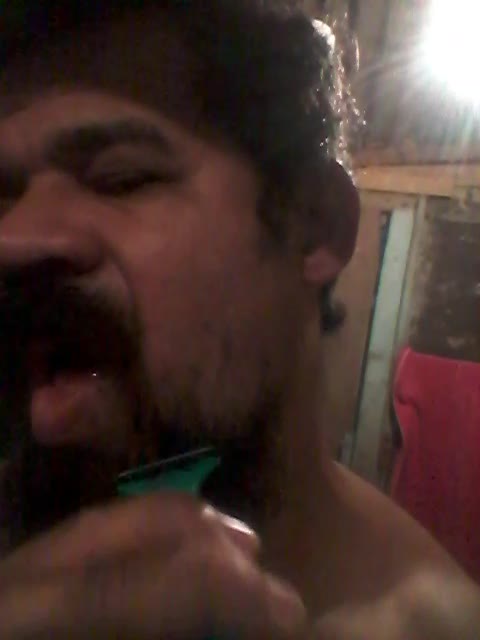 fazendo a barba com barbeador pt2