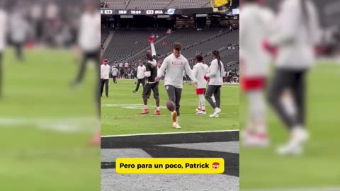 Patrick Mahomes parece poseído por Lionel Messi y LeBron James en el calentamiento previo al partido