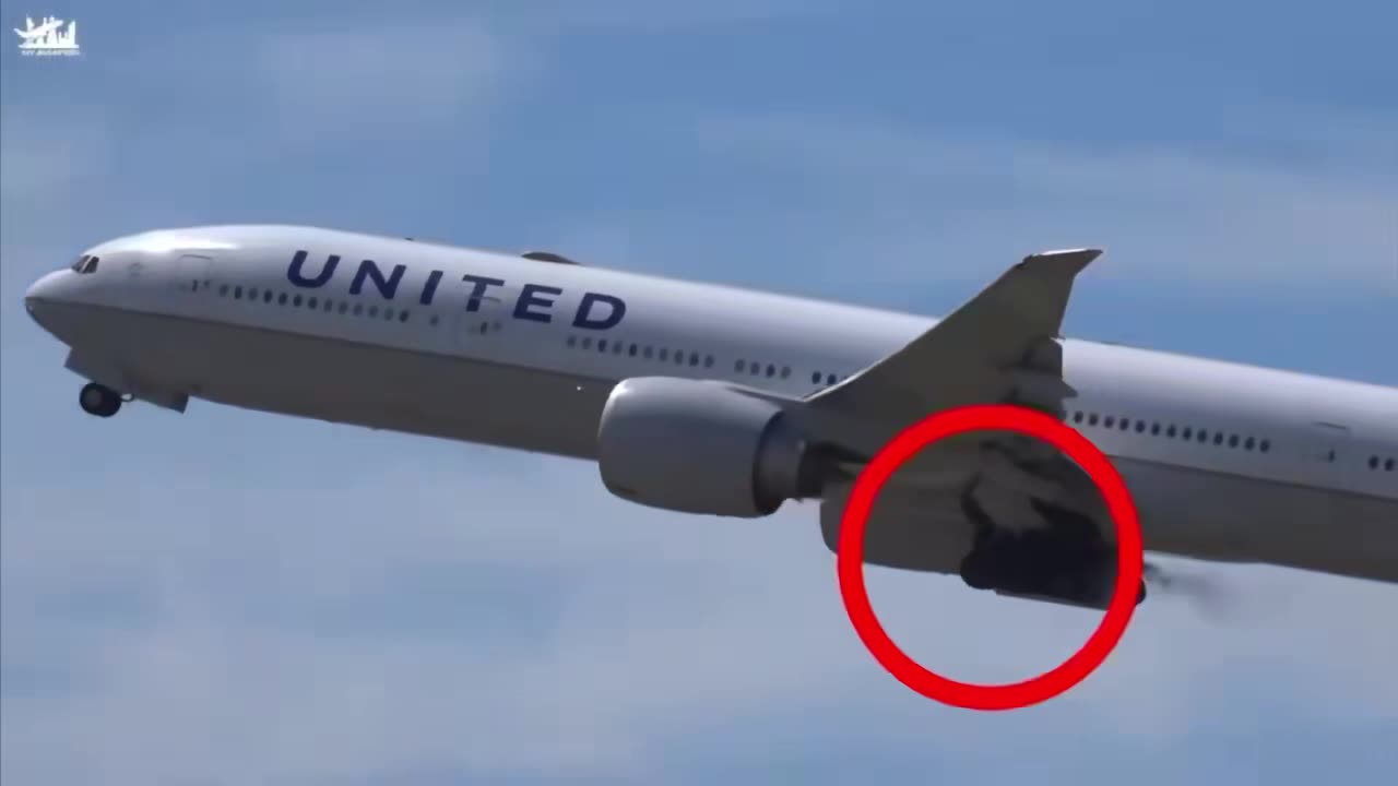 A United 777 from Sydney to San Francisco Makes Emergency Landing after Hydraulic Leak