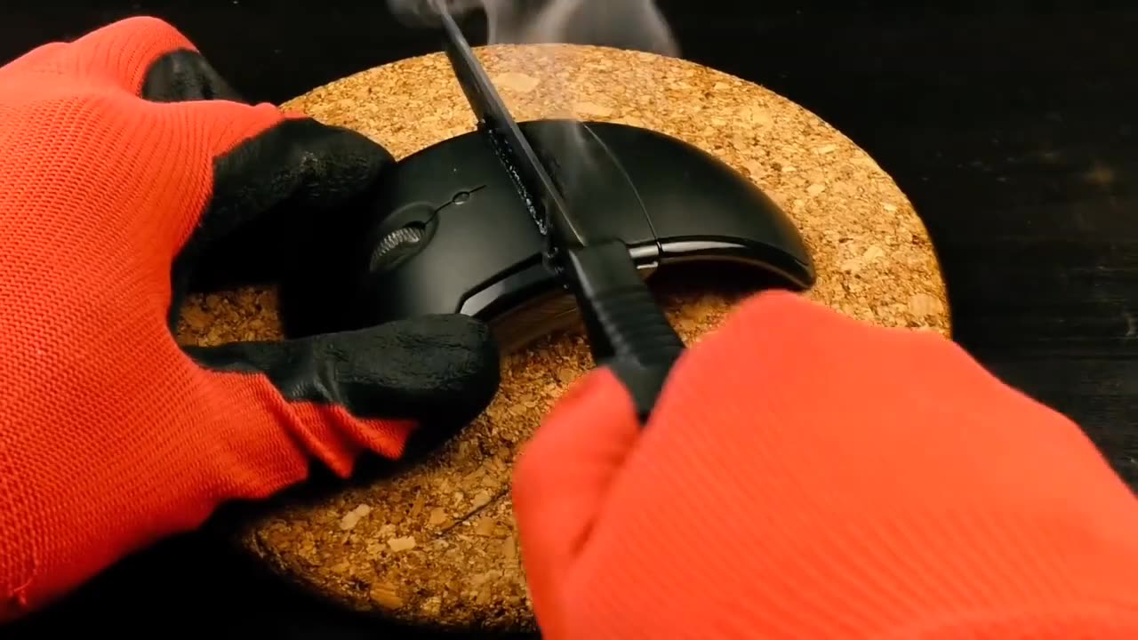 EXPERIMENT Glowing 1000 degree KNIFE VS MOUSE