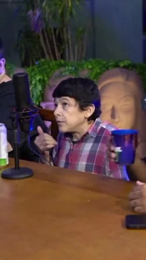 O Santinelli vendo alguém insultar o político de estimação dele 😁💨🇨🇳