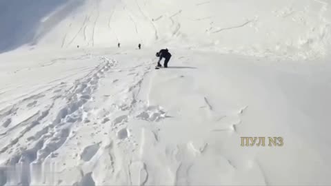 Rusia | Una avalancha en Jakasia cubrió a varios practicantes de snowboard.