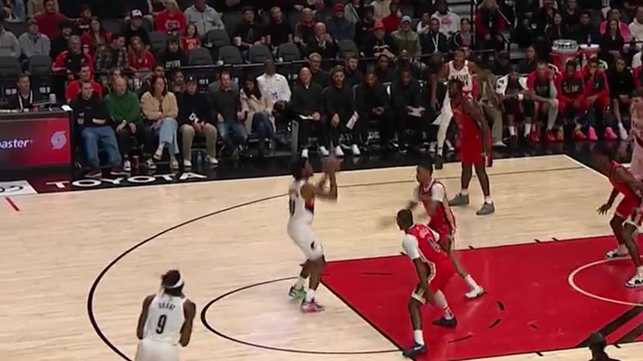 NBA - Scoot hits the TOUGH middy off the snatch 🔥