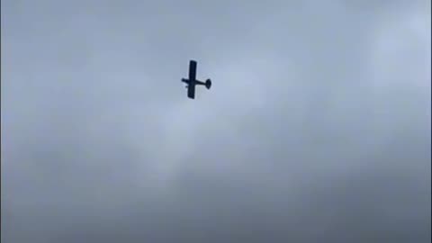 This plane stops mid air, it's not moving!