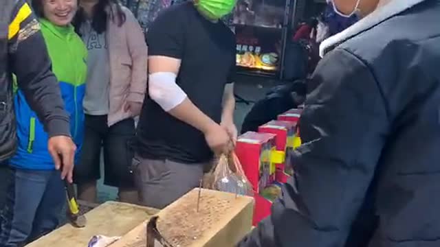 Just knock 5 times, nail it to the end to get doll - Night market games