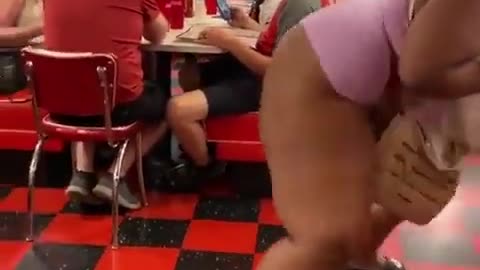 Restaurant Twerking