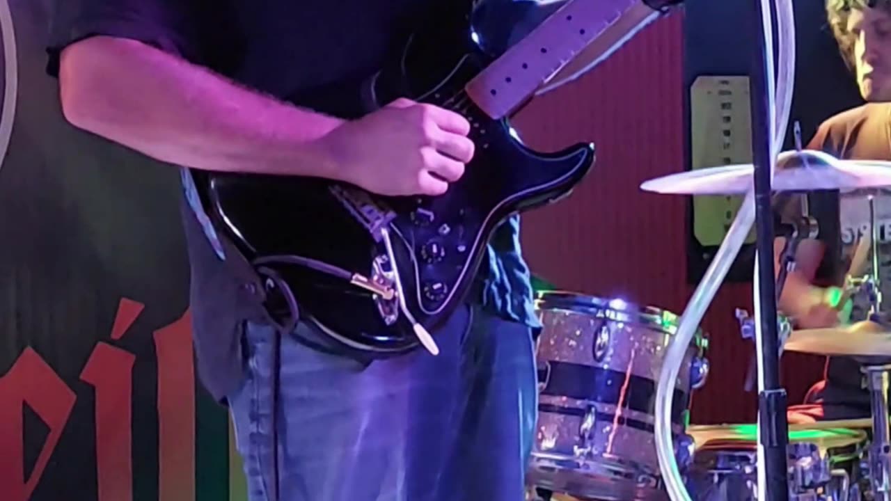 Mason Henderson (Saucy FuzZ) - LIVE @ Undertow (Short 4)