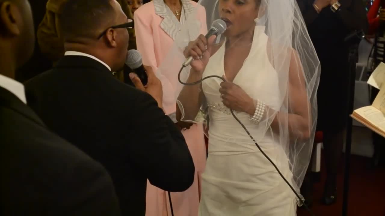 AMAZING!!! [COUPLE SINGS AT THEIR OWN WEDDING+HOLY SPIRIT]