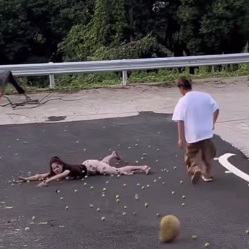 ส้มหล่นถ้าเพื่อนๆเจอแบบนี้จะเก็บยังไง #ส้มหล่น #friut #ทุเรียน #durian #ผลไม้ #กลิ้ง #lpfunbike