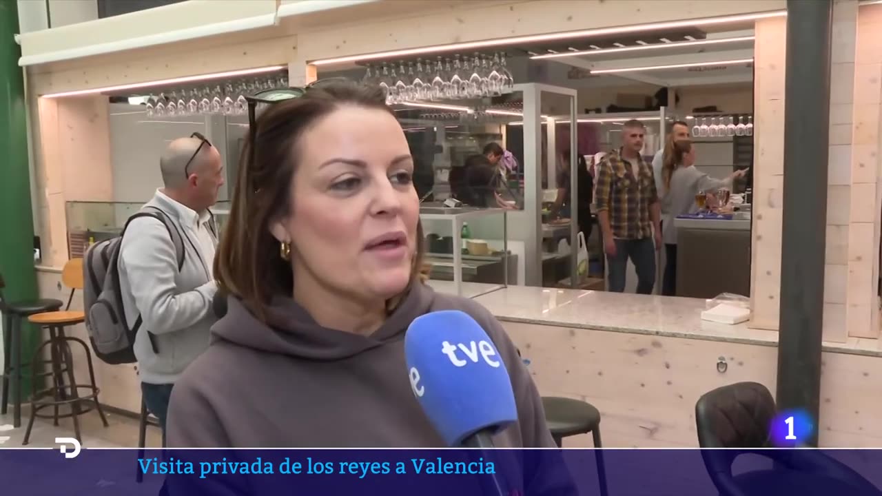 DANA: Los REYES VISITAN por SORPRESA VARIOS PUEBLOS AFECTADOS por la RIADA | RTVE Noticias