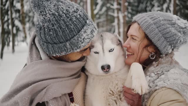 Love and romance between the two lovers with the dog⁦❤️⁩😍