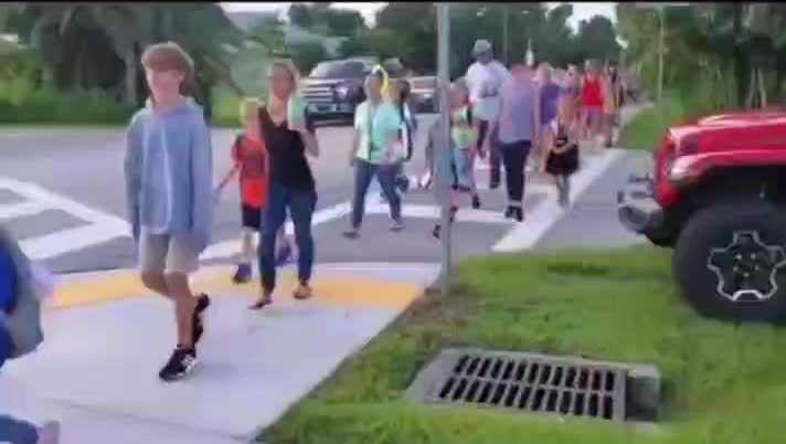 Students Stage Maskless Walk Out at Englewood Elementary in Englewood, FL 👏👏👏🇺🇲🇺🇲🇺🇲🙏