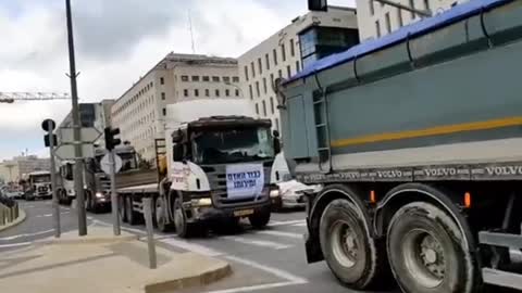 Convoy of trucks and vehicles arrives in Jerusalem, Israel's capital, to protest Covid restrictions