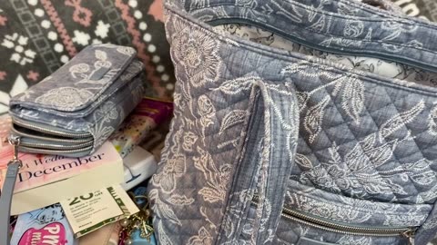 What's in my Vera Bradley Iconic Small Vera Tote in Park Lace.