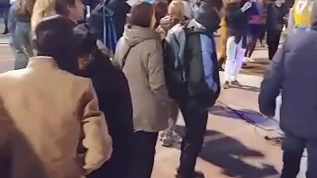 Españoles bailan a la mierda la nueva normalidad en plaza de Barcelona