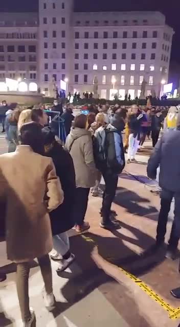 Españoles bailan a la mierda la nueva normalidad en plaza de Barcelona