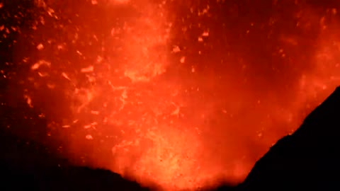 Amazing scene taken from live volcanic explosion