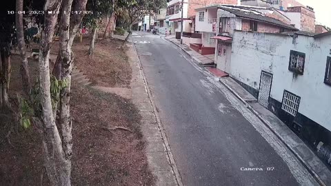 En video quedó registrado cómo los ‘motoladrones’ atracaron a dos niños en Bucaramanga