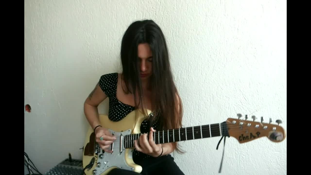 Guitarist Eva Vergilova performs flawless Aerosmith cover