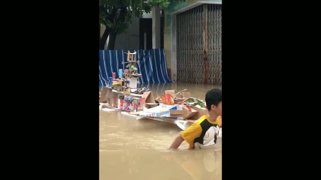 Vietnamese people encounter a huge storm and how they perceive natural disasters!