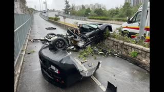 Destrozaron un auto de más de 300 millones y se salvaron de morir