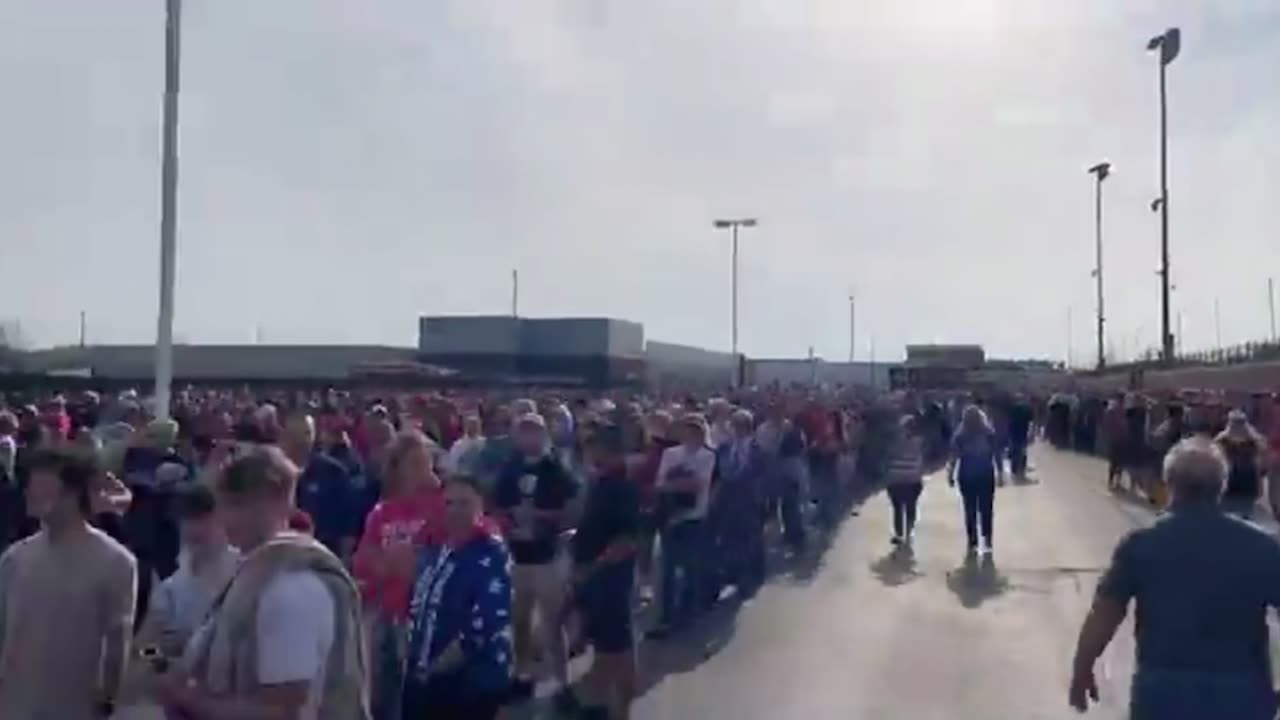 MASSIVE Crowd Gathers to see President Trump and Brett Favre in Green Bay, WI