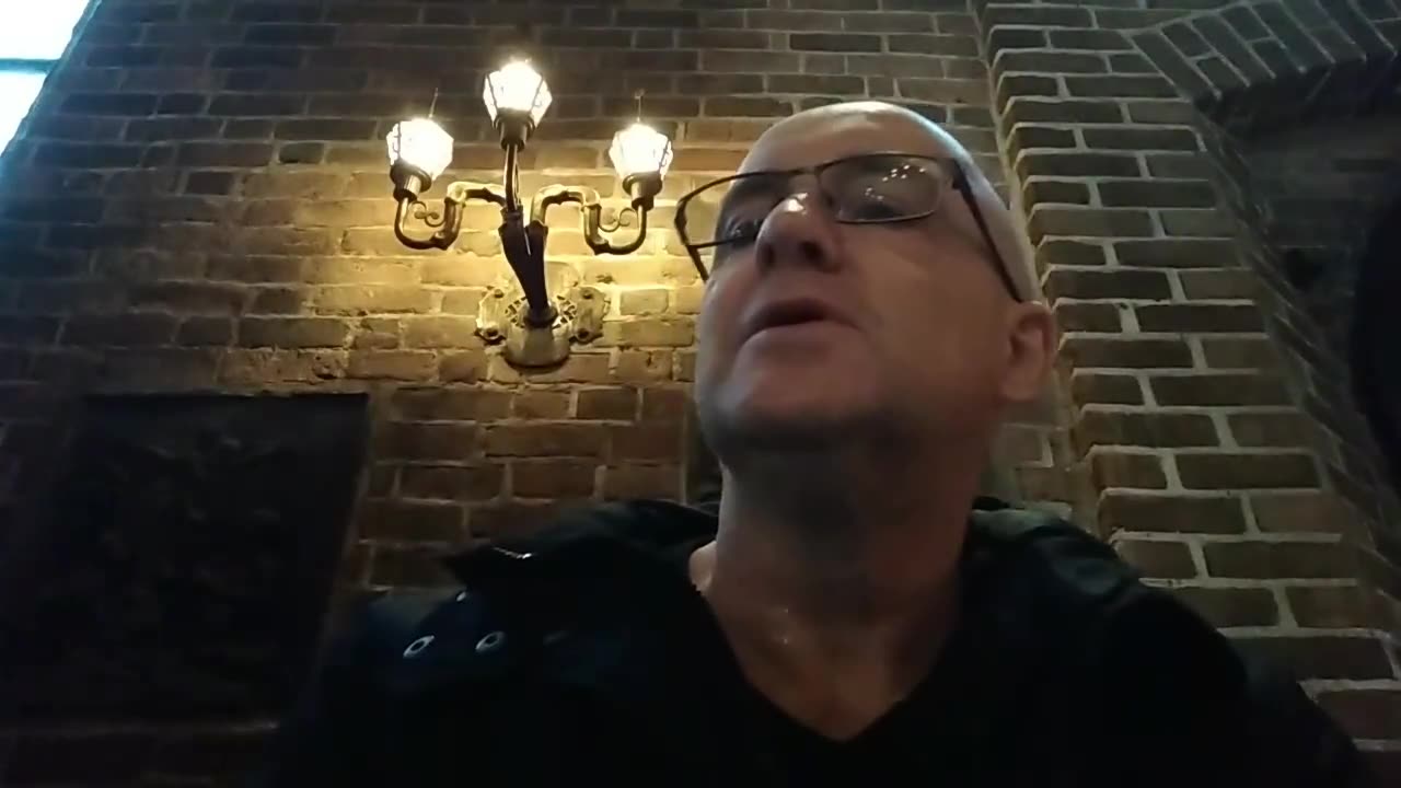 Läser ur Bibeln i Mariakyrkan i Helsingborg. 13 Dec. 2018