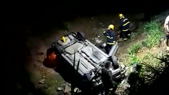 Accidente de vehículo que se fue a una cañada en Floridablanca, dejó varios heridos