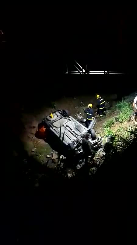 Accidente de vehículo que se fue a una cañada en Floridablanca, dejó varios heridos