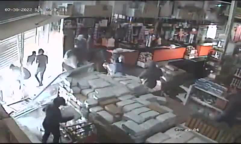 The looting of a distribution centre and attempted supermarket robbery in Rawson, Argentina