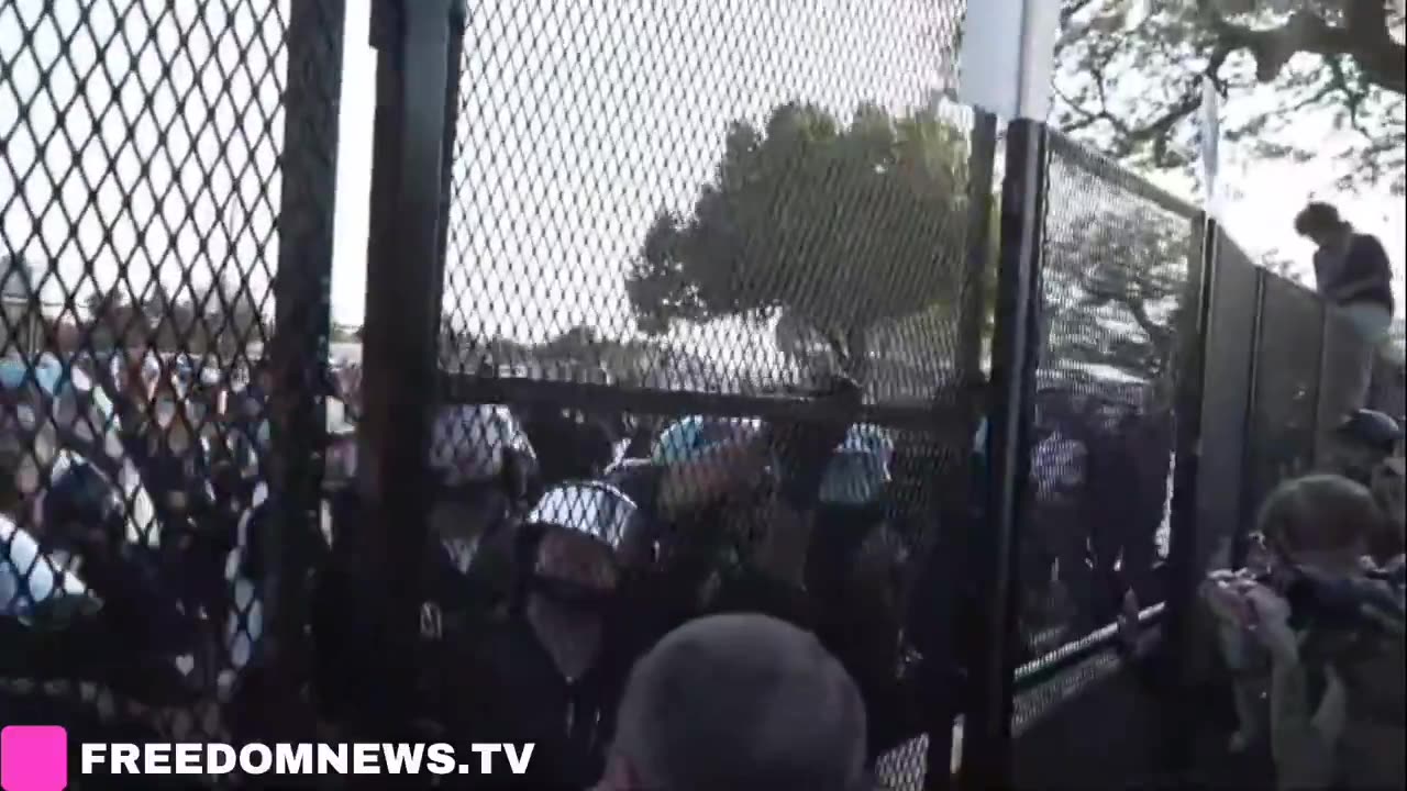 CHICAGO: Police PUSH BACK "Shut Down DNC" protesters after they break through security fence