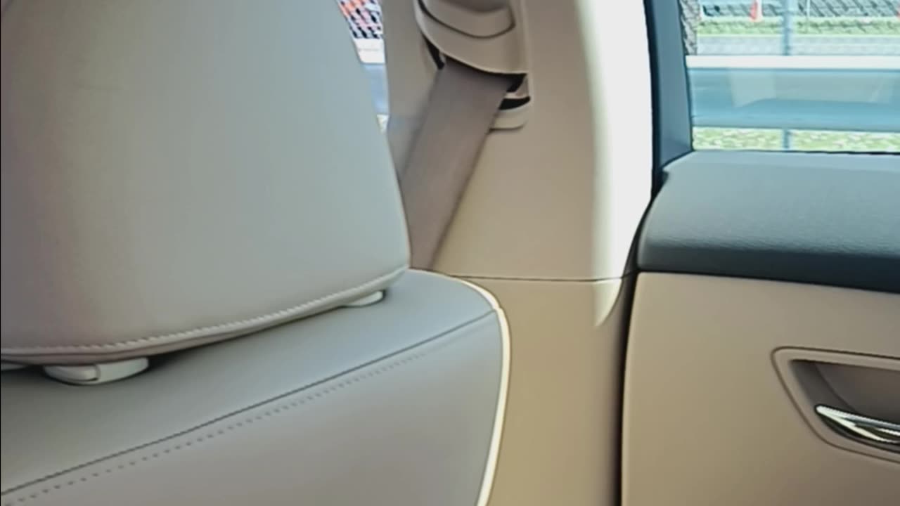 2007 Lexus sedan, nice back seating!