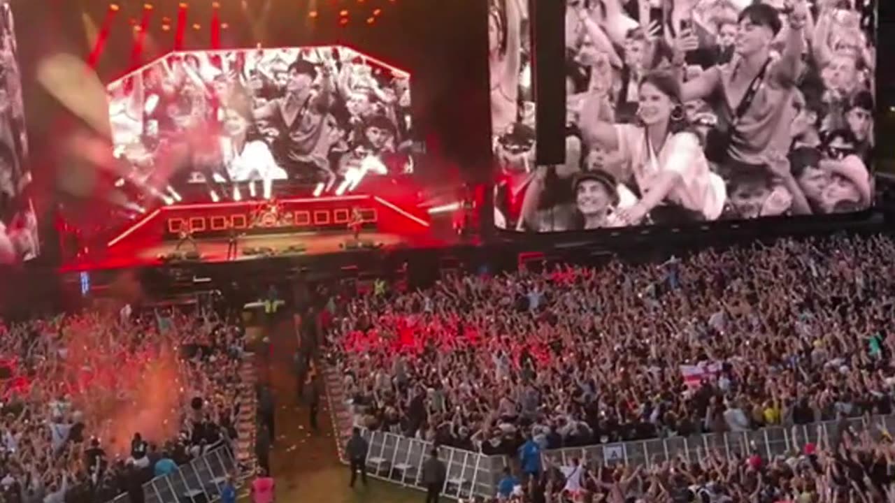 Catfish And The Bottlemen Had The Entire Leeds Crowd Singing