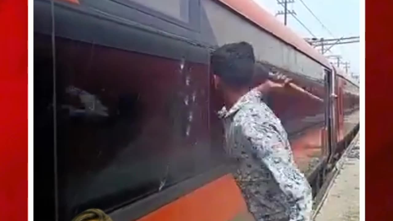 వందేభారత్ అద్దాలు ధ్వంసం చేసిన వ్యక్తి #short #vandebharatexpress #mirrors #destroying | FBTV NEWS