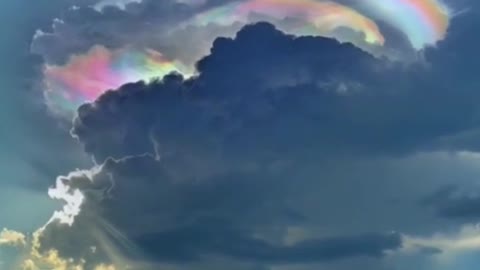 I heard that the people who see the colorful auspicious clouds will have good luck.55