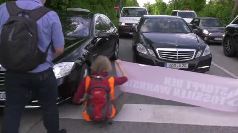 Links-Grüne WEF Schrottblagen von der Fahrbahn holen