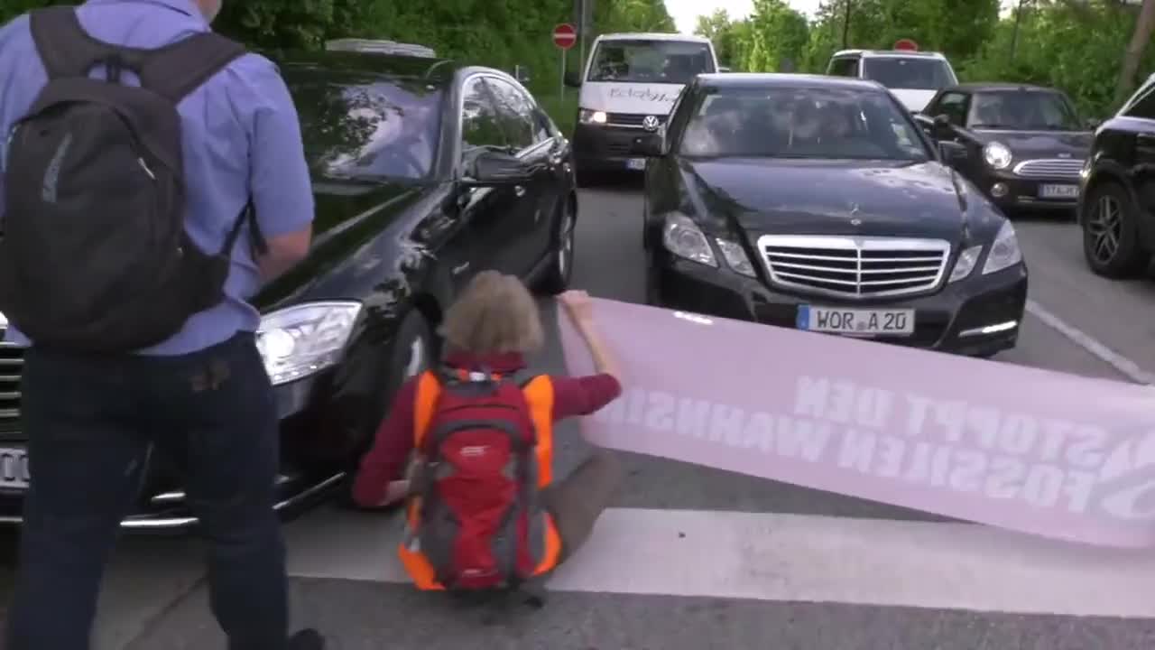 Links-Grüne WEF Schrottblagen von der Fahrbahn holen