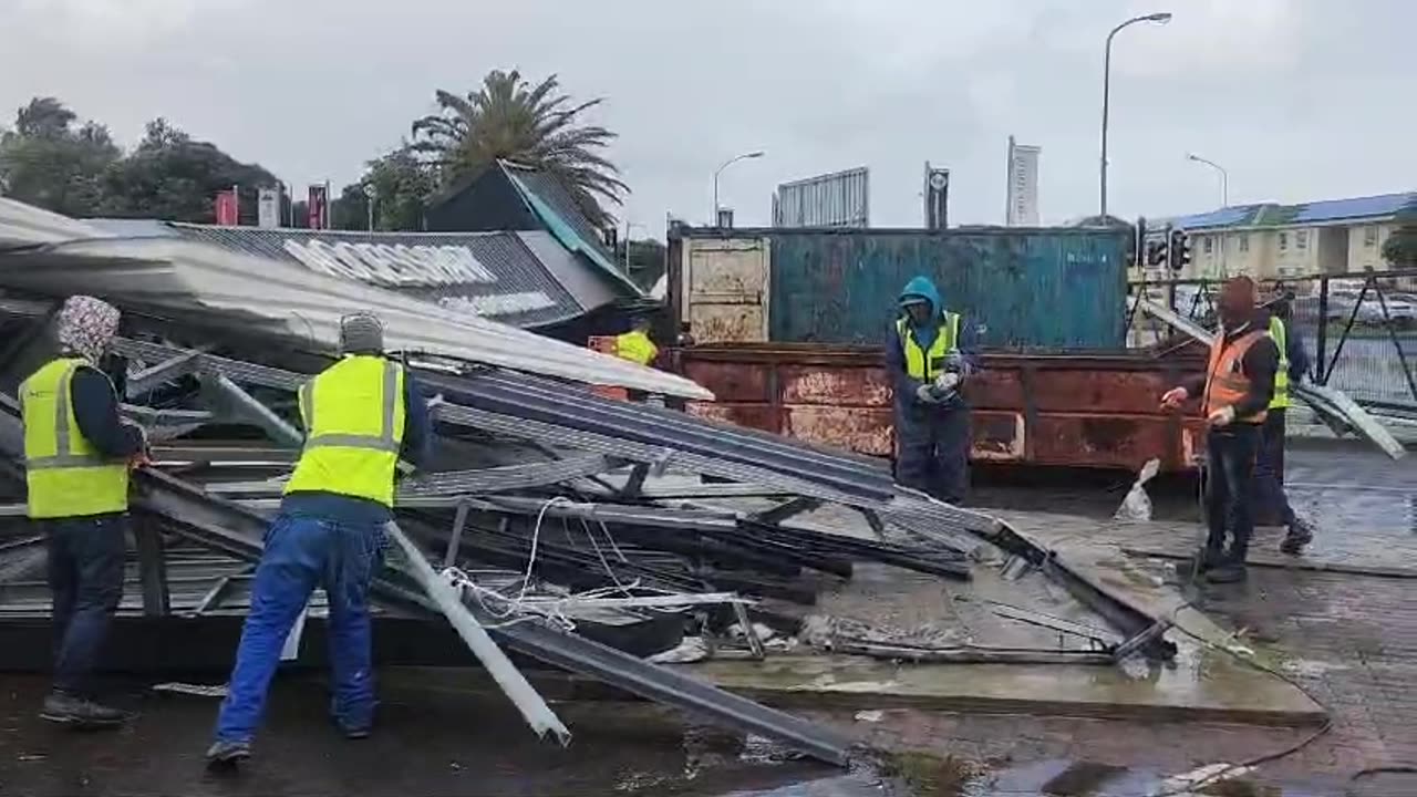 No access: Strong winds collapse entry arch at Access Park innie Kenilworth