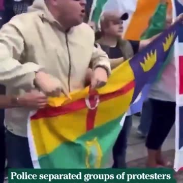 «Ανεχτήκαμε πολλά»! Αντι-ισλαμικός ξεσηκωμός στη Βρετανία και συγκρούσεις μεταξύ πολιτών