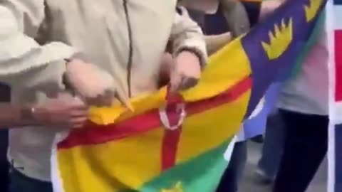 «Ανεχτήκαμε πολλά»! Αντι-ισλαμικός ξεσηκωμός στη Βρετανία και συγκρούσεις μεταξύ πολιτών