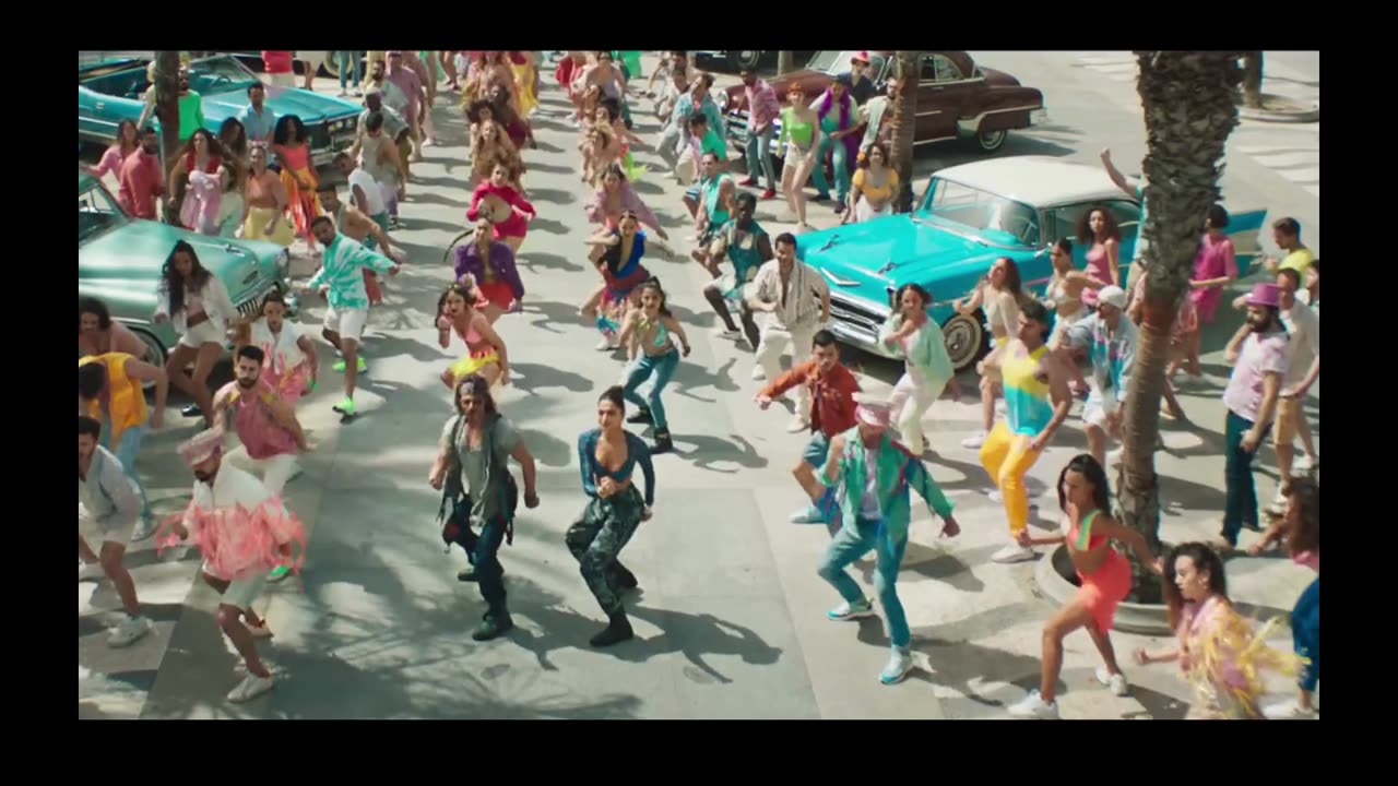 Dance Scene by Legend Shahrukh Khan & Deepika - Bollywood!