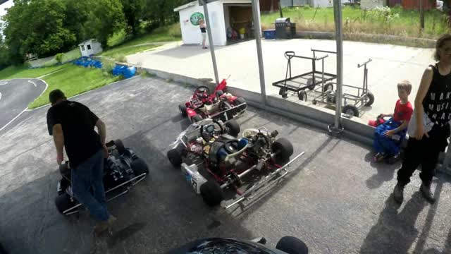 Dads warm up laps Tag 125 kart racing