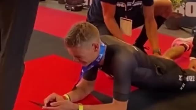 Man gets leg cramps while proposing... (is it a sign?😅)