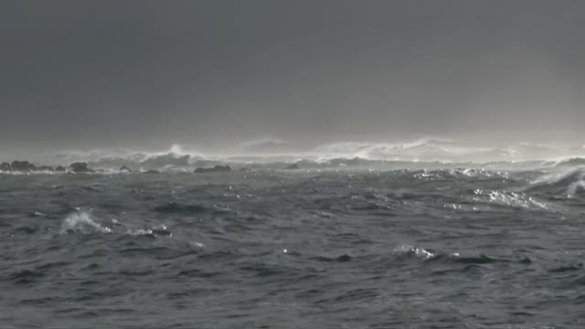 sea ​​in fury