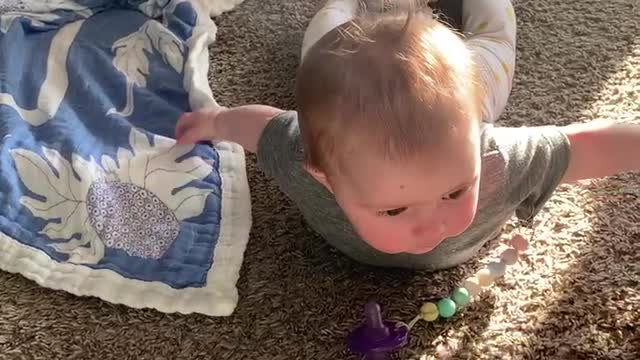 Twin babies copy each other’s Superman pose