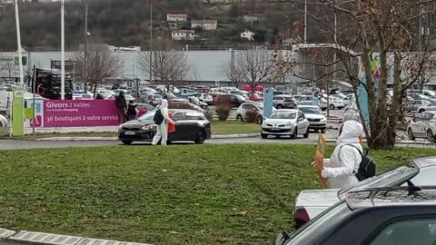 Les Masques Blancs Lyon Action Pancartes Rond Point de Givors le 11 décembre